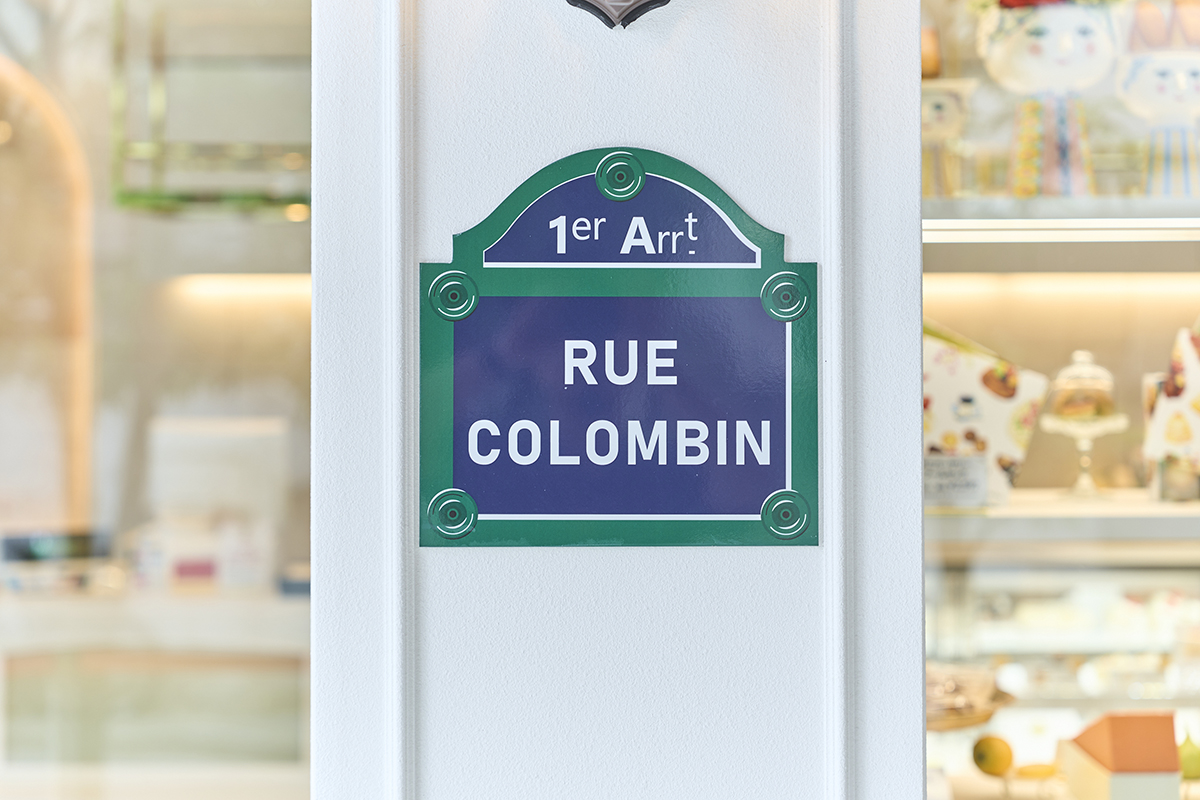 外観の至る所に「コロンバン」の文字やロゴが施されている