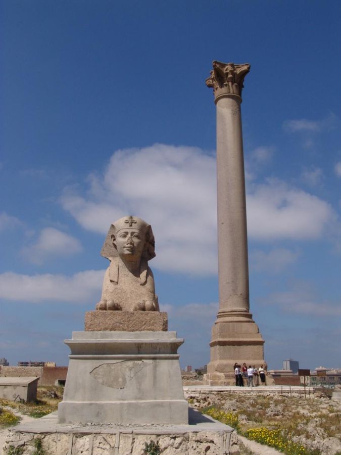 丘の上に立つポンペイの柱とスフィンクス像