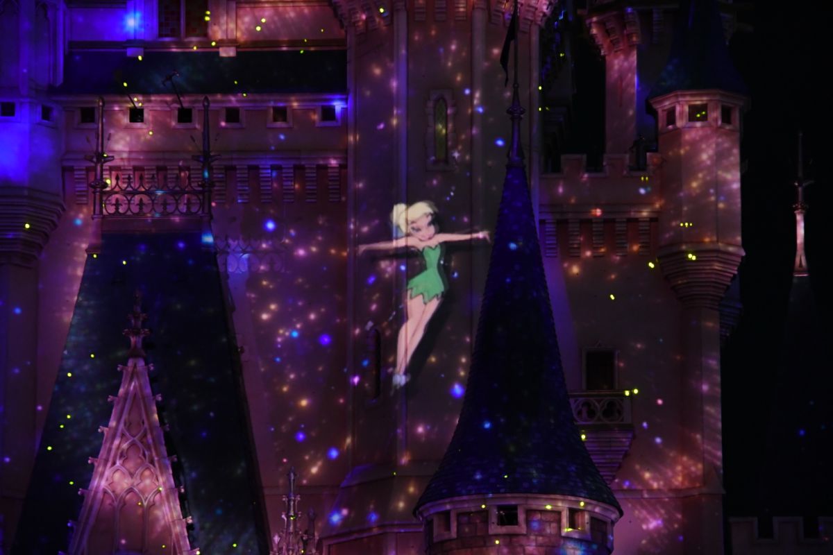 ティカーベルがお城に魔法をかけるところからスタート