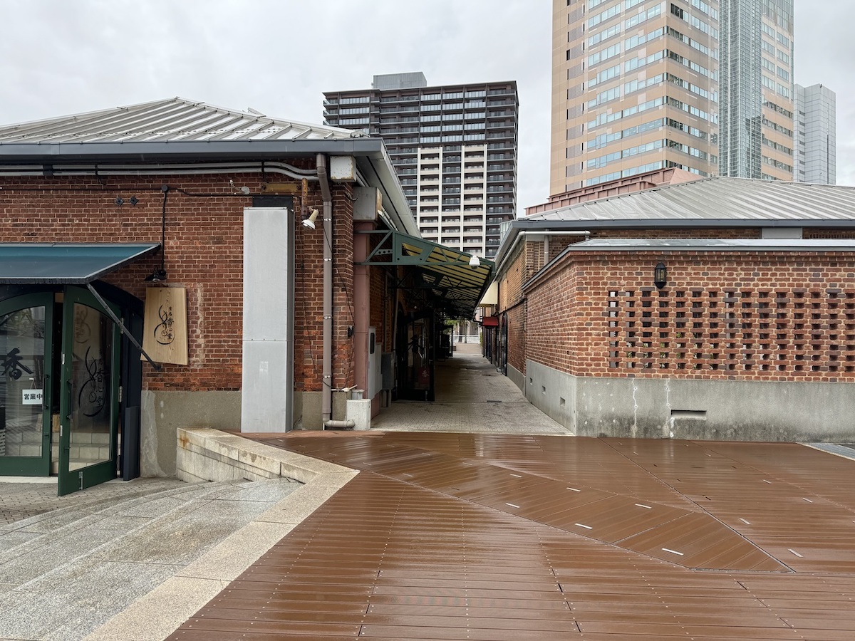 お店の入り口は2棟の赤煉瓦倉庫の間の通路の中央付近