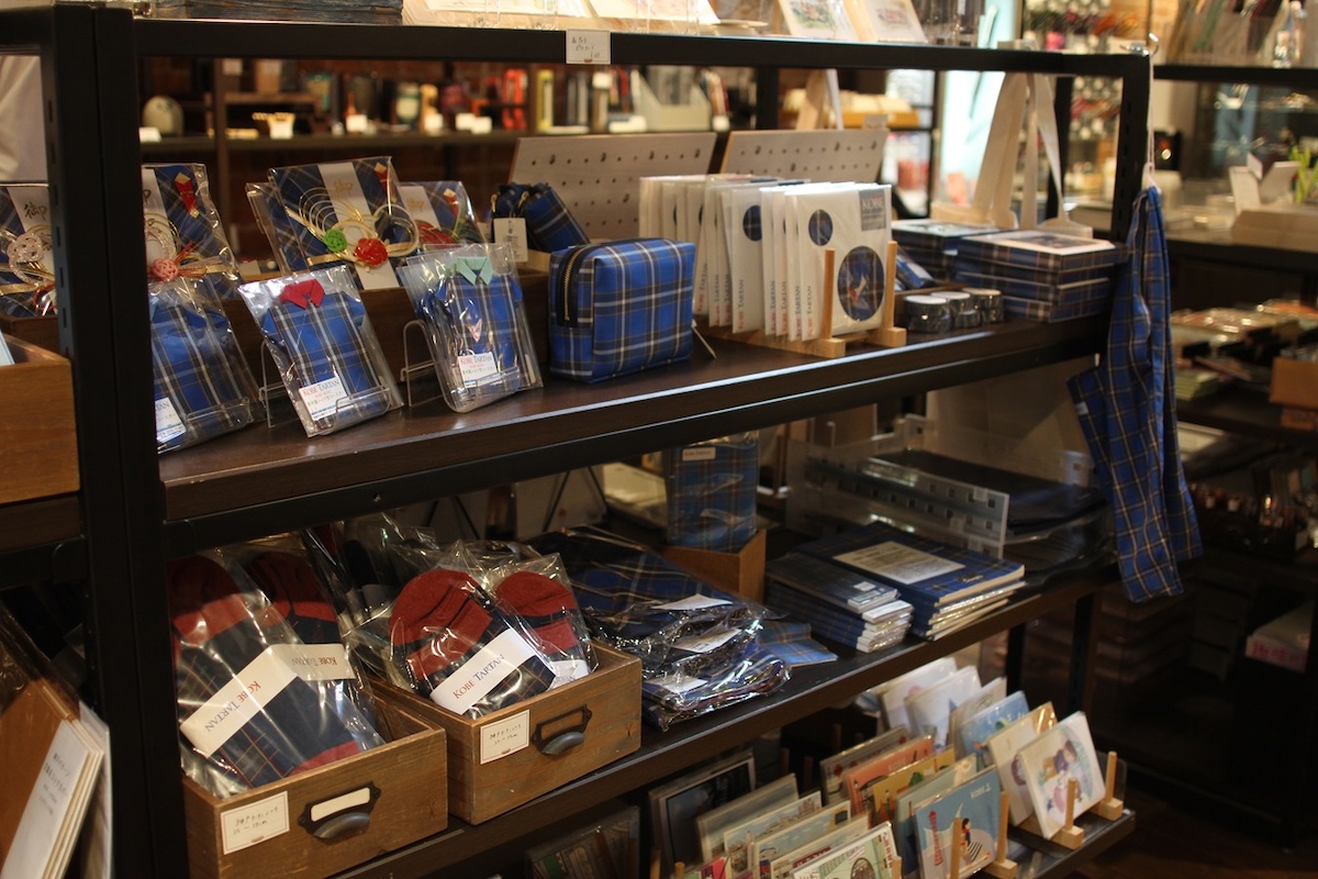神戸のイメージカラーを凝縮した「神戸タータン」柄のグッズも並ぶ