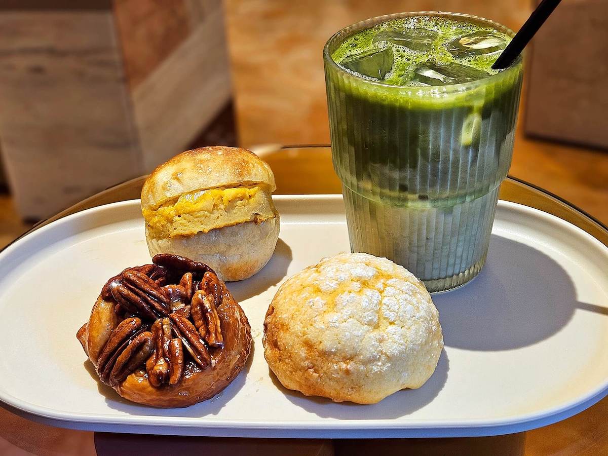 （手前左から反時計回りに）「クイニーアマンピーカンナッツ」367円、「メロンパン」227円、「オムレツリュスティック」356円、「マッチャッチャイ」770円