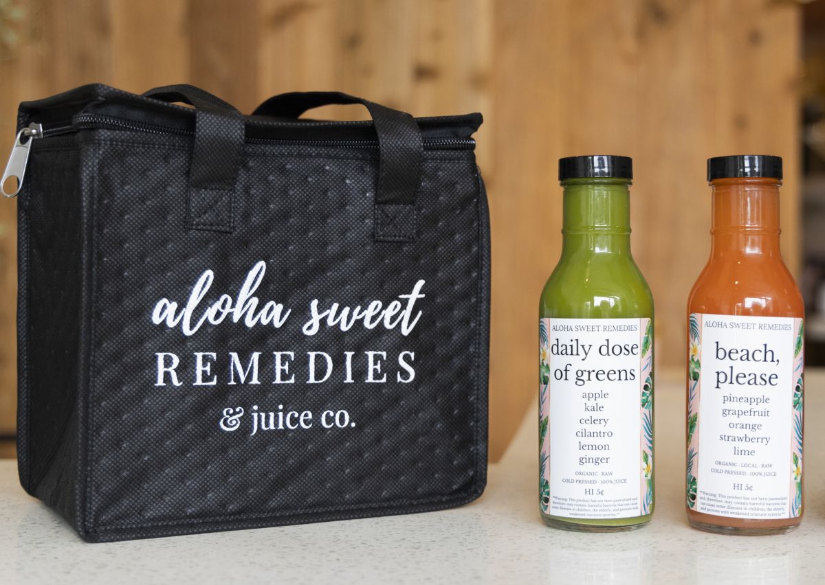 「ロゴ入り保冷バッグ」$20