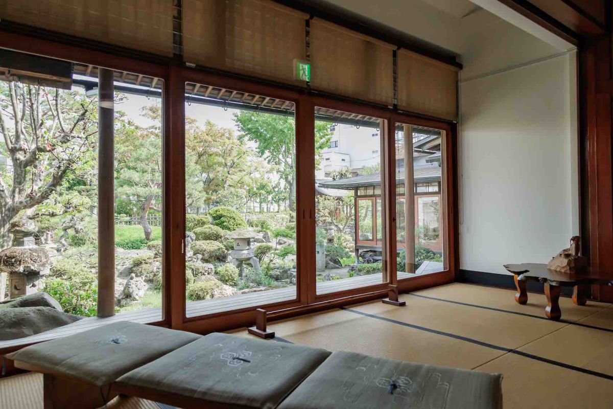 母屋2階から見る日本庭園