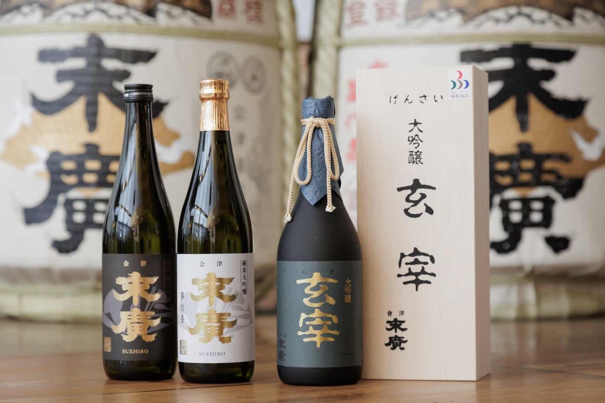 「山廃純米大吟醸 末廣」720㎖1650円（左）、「純米大吟醸 末廣 夢の香」720㎖2640円（中央）、「大吟醸 玄宰」720㎖5500円（右）