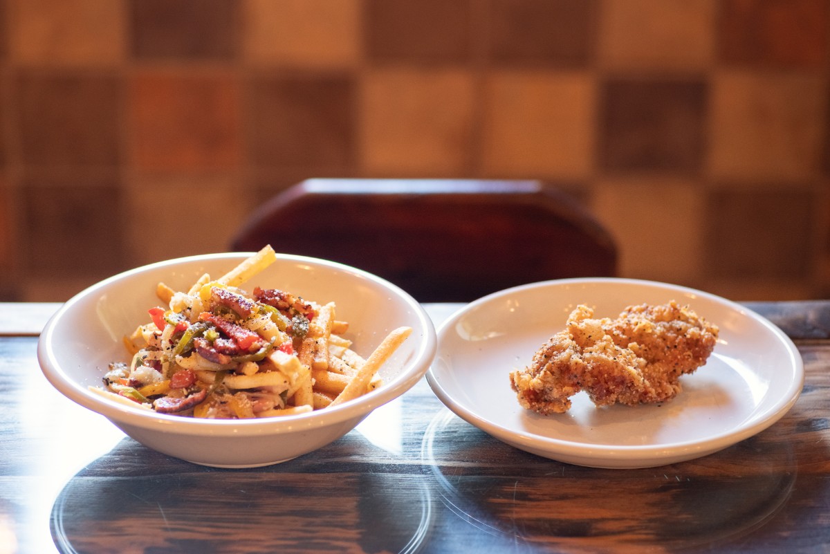  「ダーティポテト」550円、「骨なしフライドチキン」350円