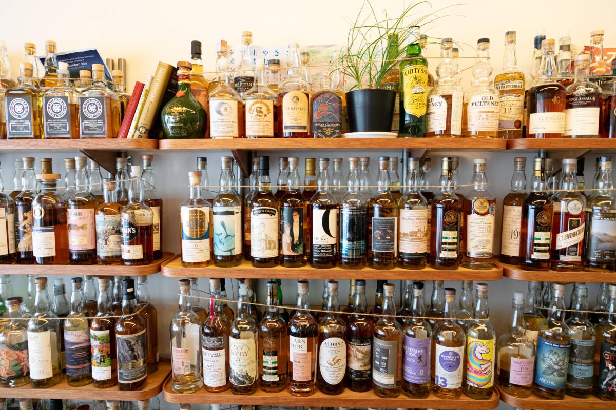 甘い・さっぱり・フルーティー系のウイスキーが並ぶ棚。市場に出回らない希少なものも多い