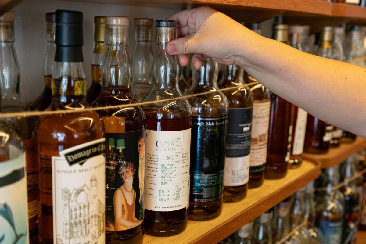 ボトルには試飲（10mL）、30mL、100mLでの値段も書いてある。この明朗会計も安心ポイント