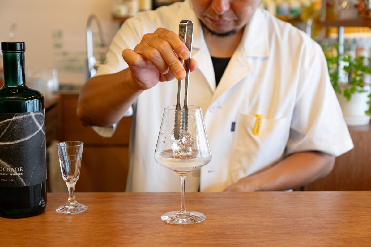 ストレートで香りと味を堪能した後、氷を入れ、トニックで割っていく