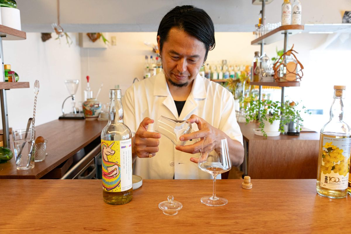 グラスの内側にまんべんなく吹きかけることで、空気に触れる速度が早くなり、香りの変化も早く感じられる