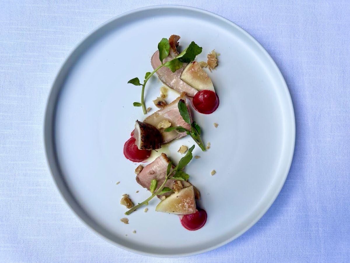 「近江鴨　無花果　ビーツ」（8700円・1万2500円のディナーコース内の一品）※2024年11月30日（土）まで提供予定