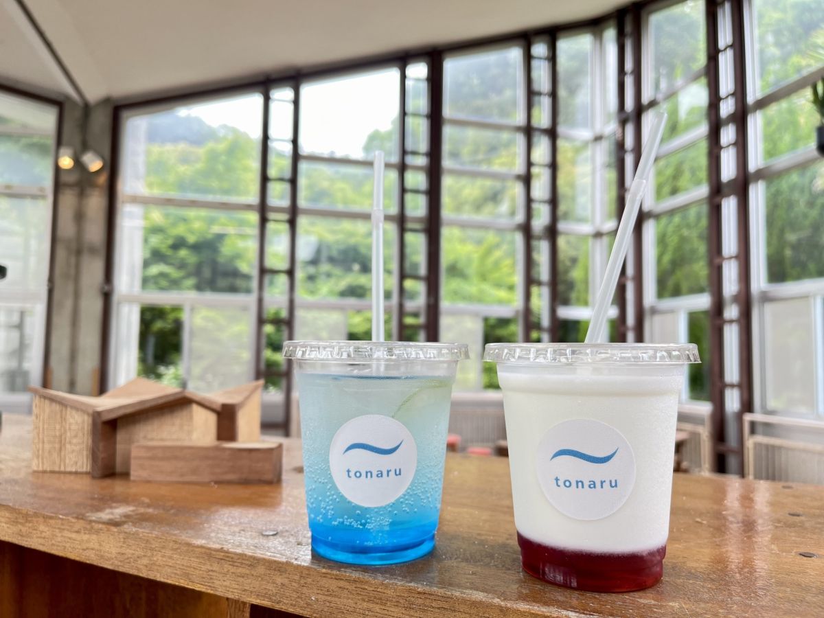 「tonaruソーダ」(左)、「イチゴみるく」(右)各500円