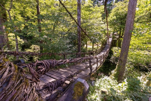 橋のたもとには、水車小屋やそば店、きびだんごが名物の茶屋があります
