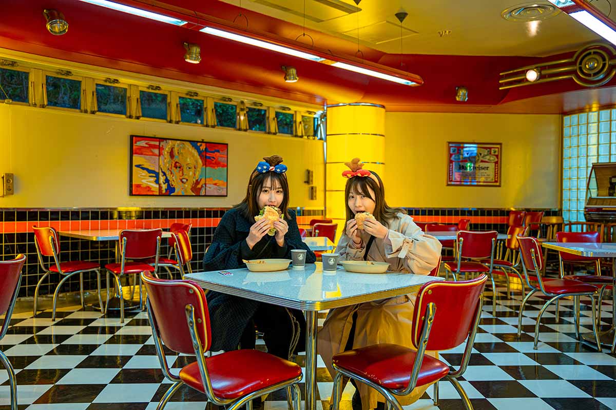 ロックンロールダイナー。犬の同伴不可