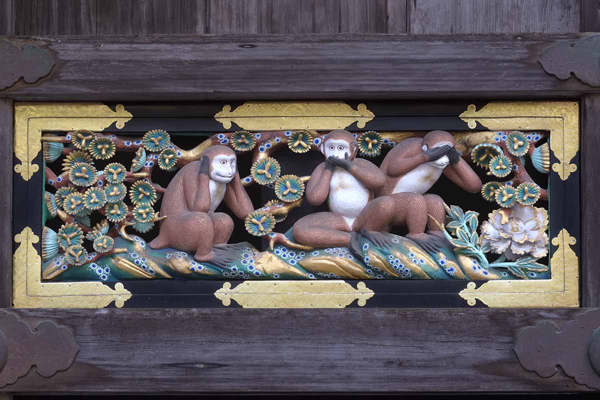 三猿の彫刻は神厩舎（しんきゅうしゃ）で見られる