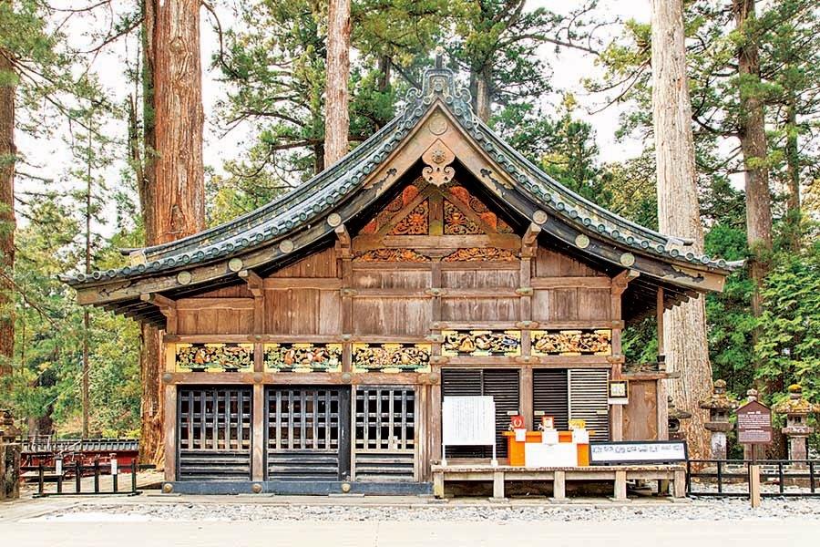 三猿の彫刻がある神厩舎は境内で唯一、漆が塗られていない素木造りの建物