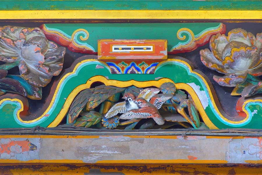 猫の裏のスズメの彫刻。一つ一つの彫刻に意味がある