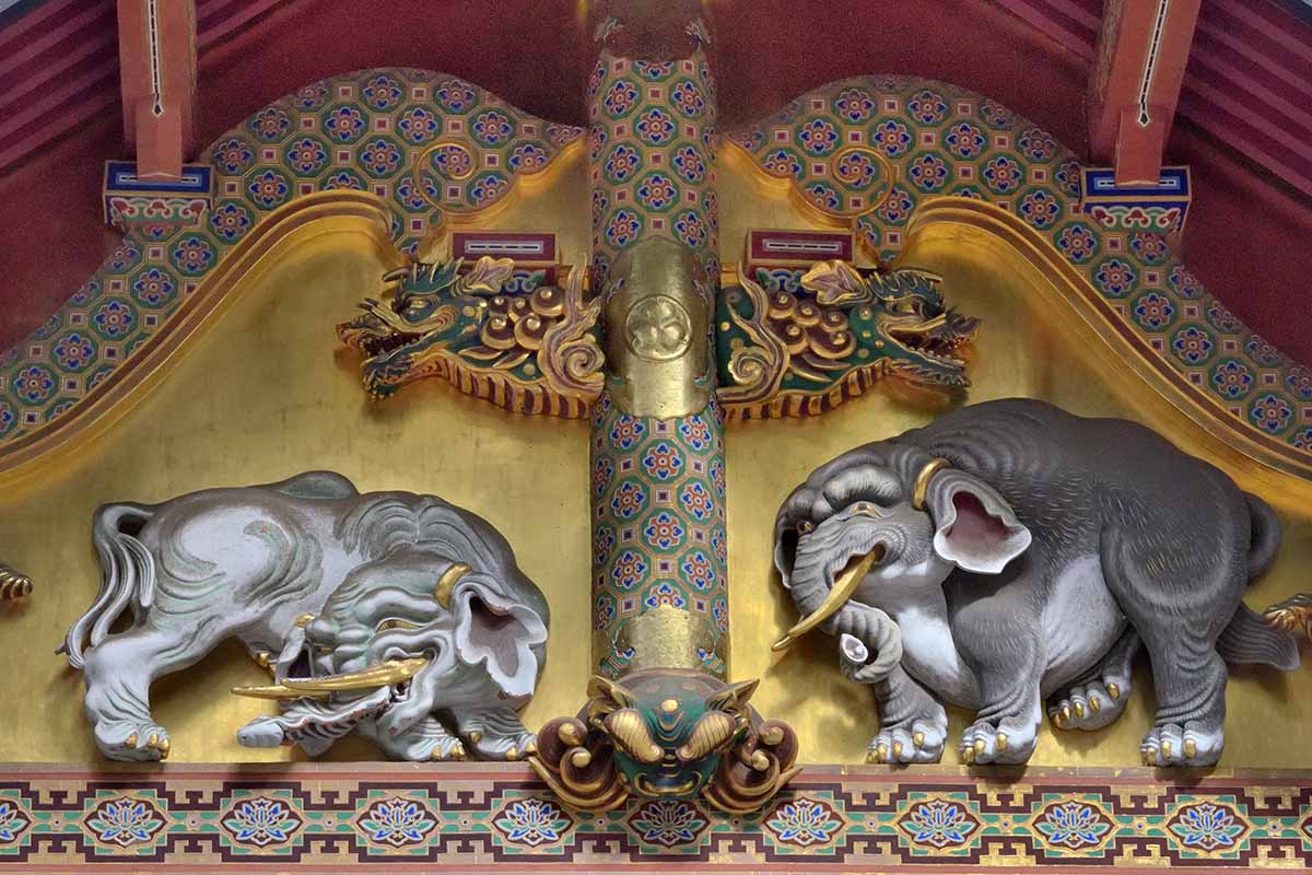 耳の付き方や尻尾の形などが実物と異なる彫刻「想像の象」