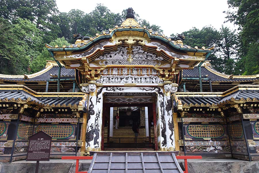 唐門と、奥に続く御本社はともに国宝