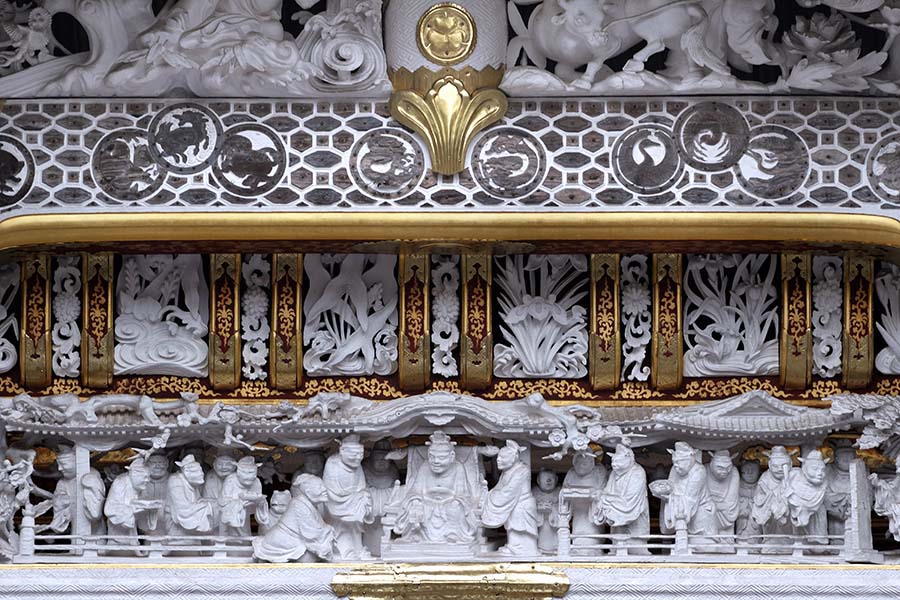 平和への願いを込めた彫刻「舜帝朝見（しゅんていちょうけん）の儀」