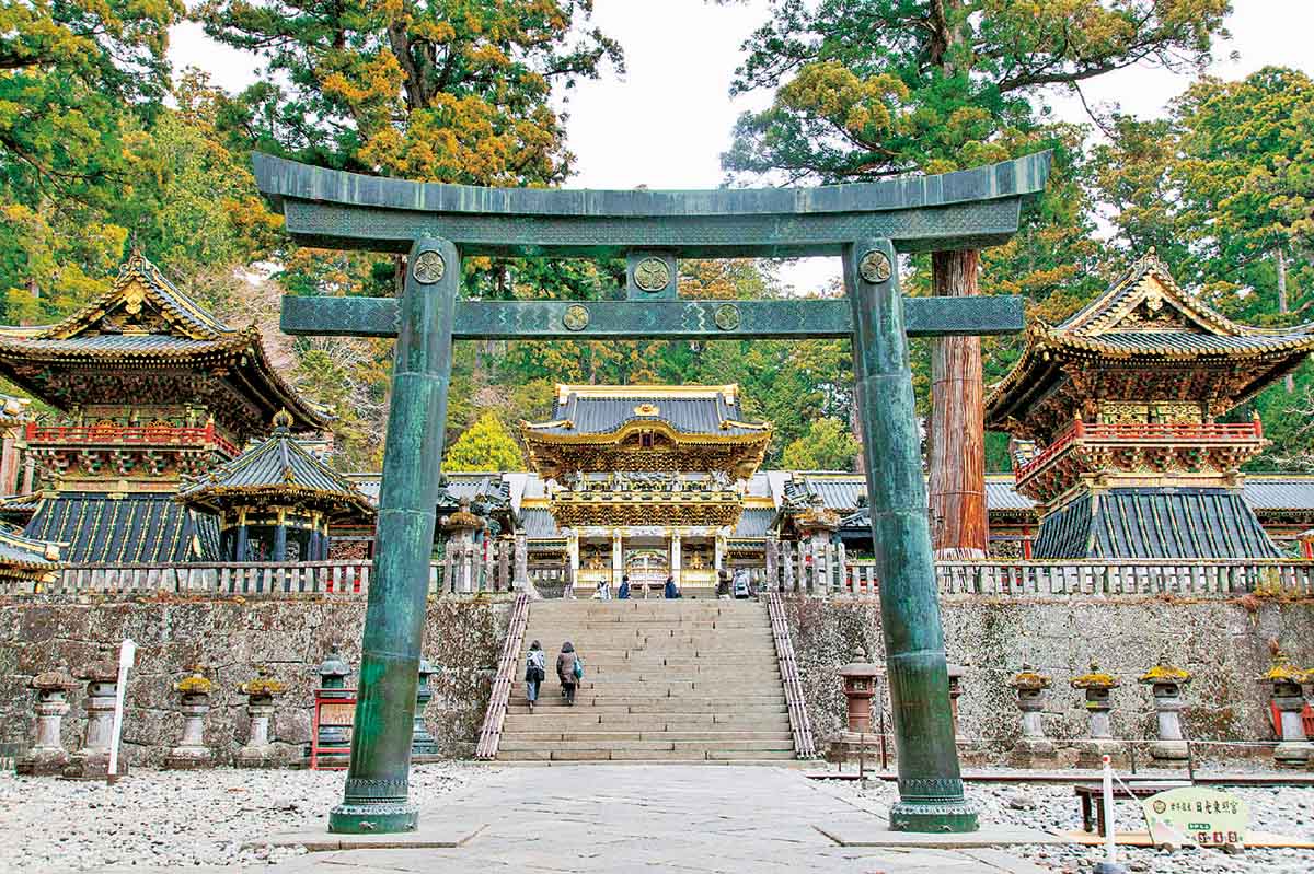 陽明門前の石畳。鳥居から数えて8枚目の石畳あたりが一直線に並ぶポイント