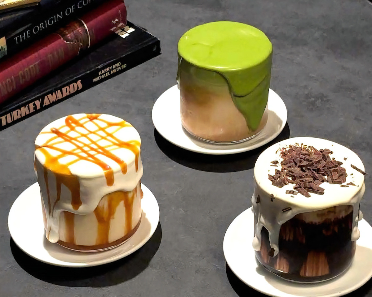 左から時計まわりに、「キャラメルクリームラテ」「宇治抹茶クリームラテ」「チョコレート」／各750円／©OMOFU