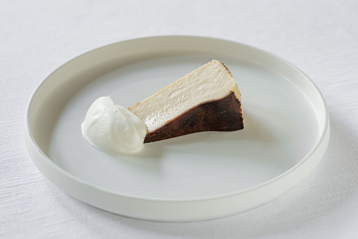 「バスク風チーズケーキ」900円（※平日ランチ・カフェタイム限定）