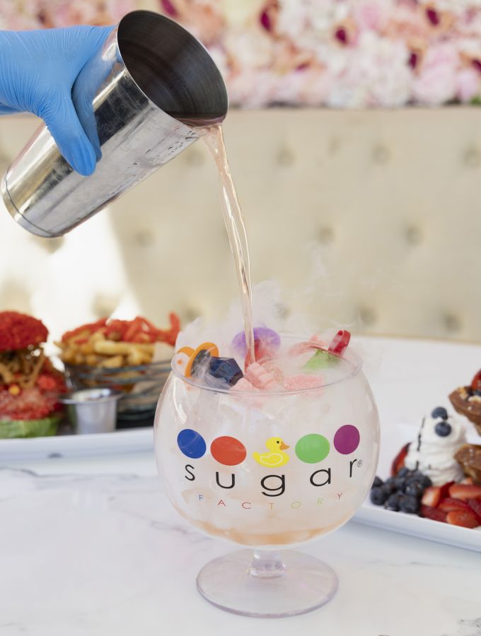 「ザ・シュガーファクトリー・スパークリングローズ・ゴブレット」$42