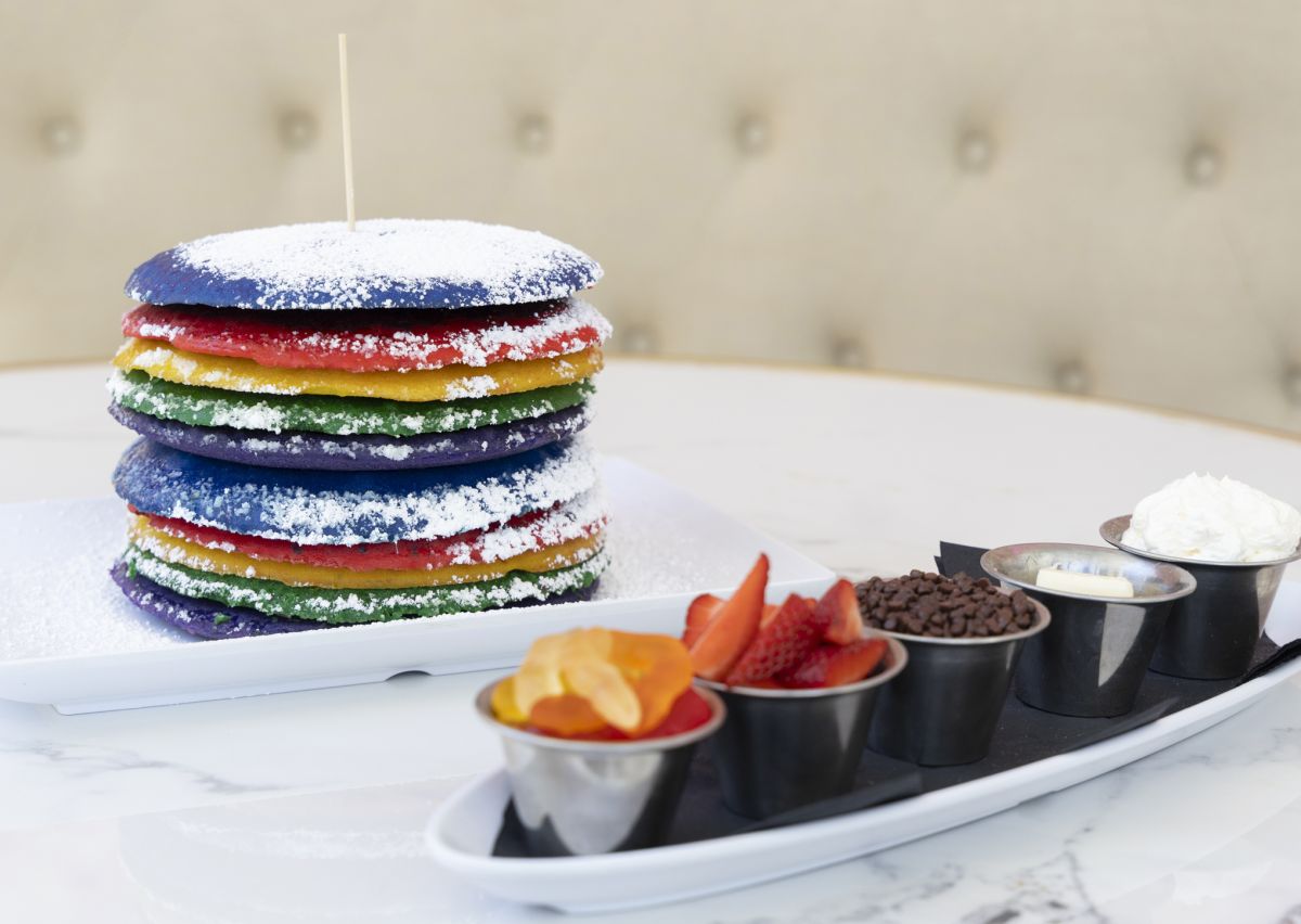 「インセイン・ダブルスタック・レインボーパンケーキ」$30 