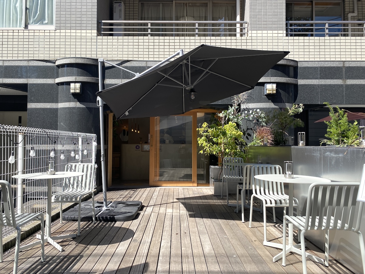 入り口手前には開放的なテラス席