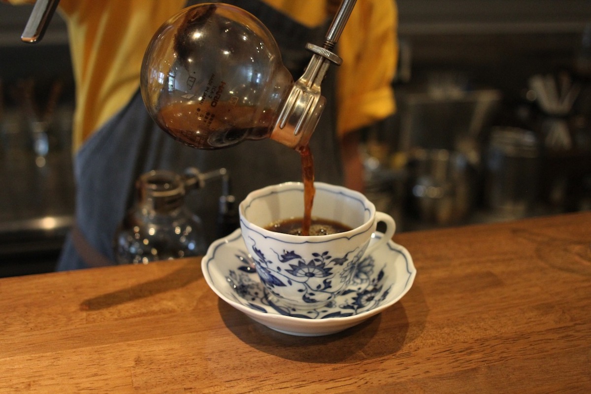 サイフォンもコーヒーカップも店主の祖父から受け継いだもの