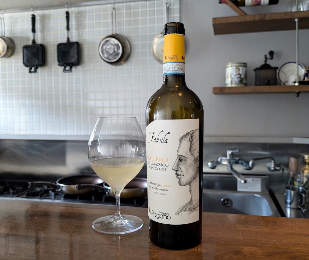 アロマの香りが楽しめる「ファブラ ファレルノ デル マッシコ 〈パガーノ〉」グラス900円（ワインのラインナップは時期により変更の可能性あり）／©喫茶cizools