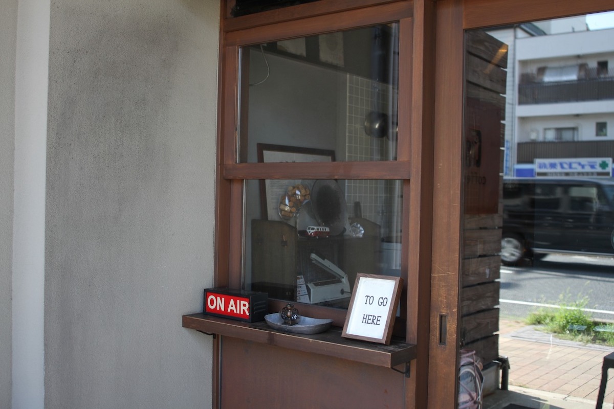 入店せずに注文できるテイクアウト用の窓もある