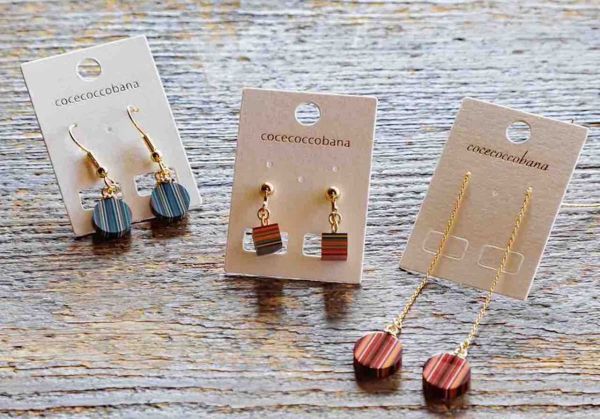 「堆朱ピアス」丸型2750円（左）、アメリカン3300円(右）、「堆朱イヤリング」キューブ2200円(中央） 「堆朱ピアス」丸型2750円（左）、アメリカン3300円（右）、「堆朱イヤリング」キューブ2200円（中央）