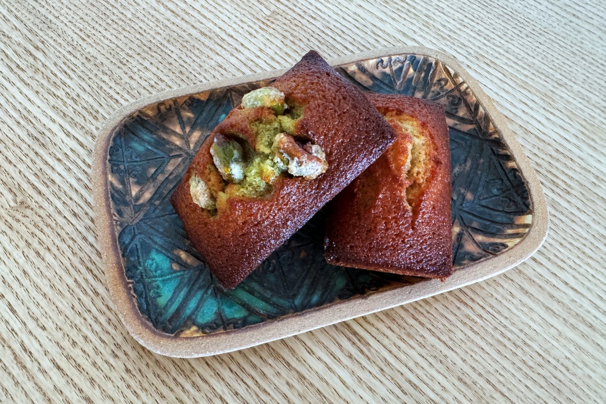 （写真左から）クラフトフィナンシェ「プレーン」300円、「ピスタチオ」420円