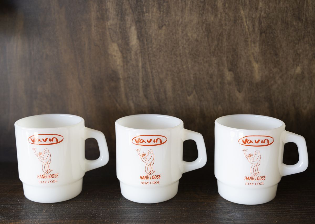 「ロゴ入りマグカップ」各$15