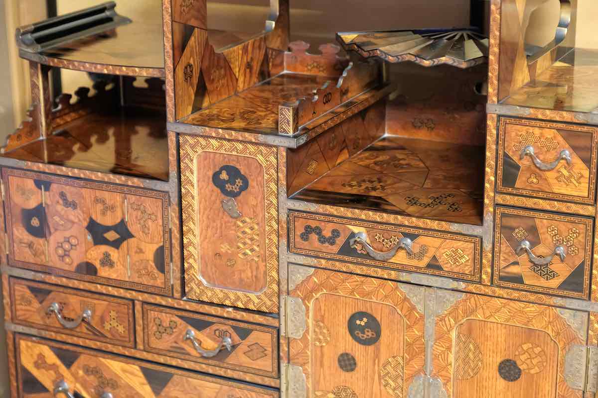 寄木細工飾り棚