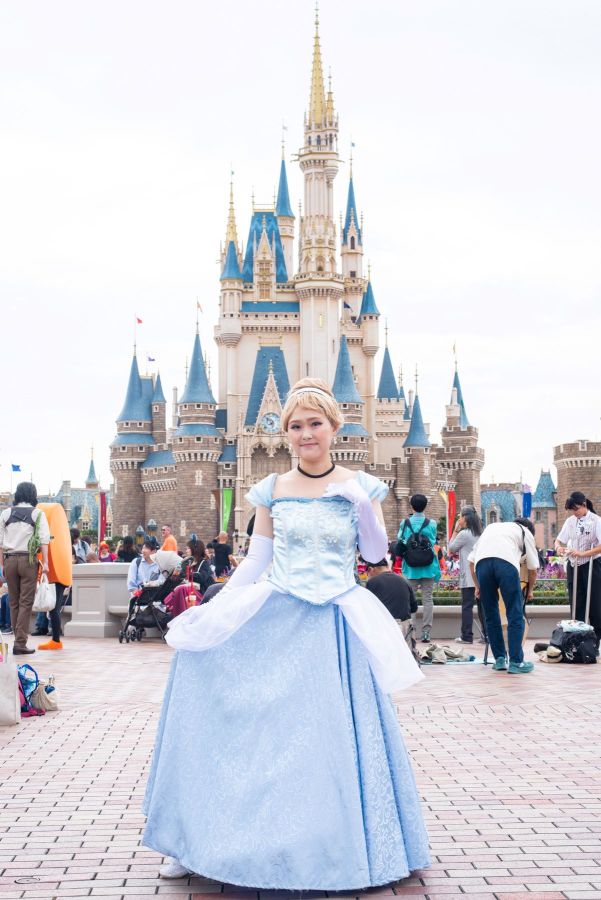 シンデレラの衣装を身につけた“でっくん”さん。通販サイトで購入したドレスに自らパニエやビーズ、レースを付け、シンデレラのドレスを再現したそう。