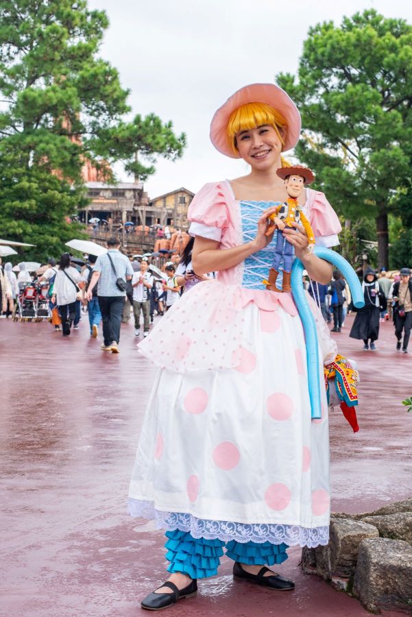 『トイ・ストーリー』に登場するボー・ピープに扮した薫さん。ボー・ピープのトレードマークであるステッキは、ビニールテープなどを駆使して手づくりしたそうです。