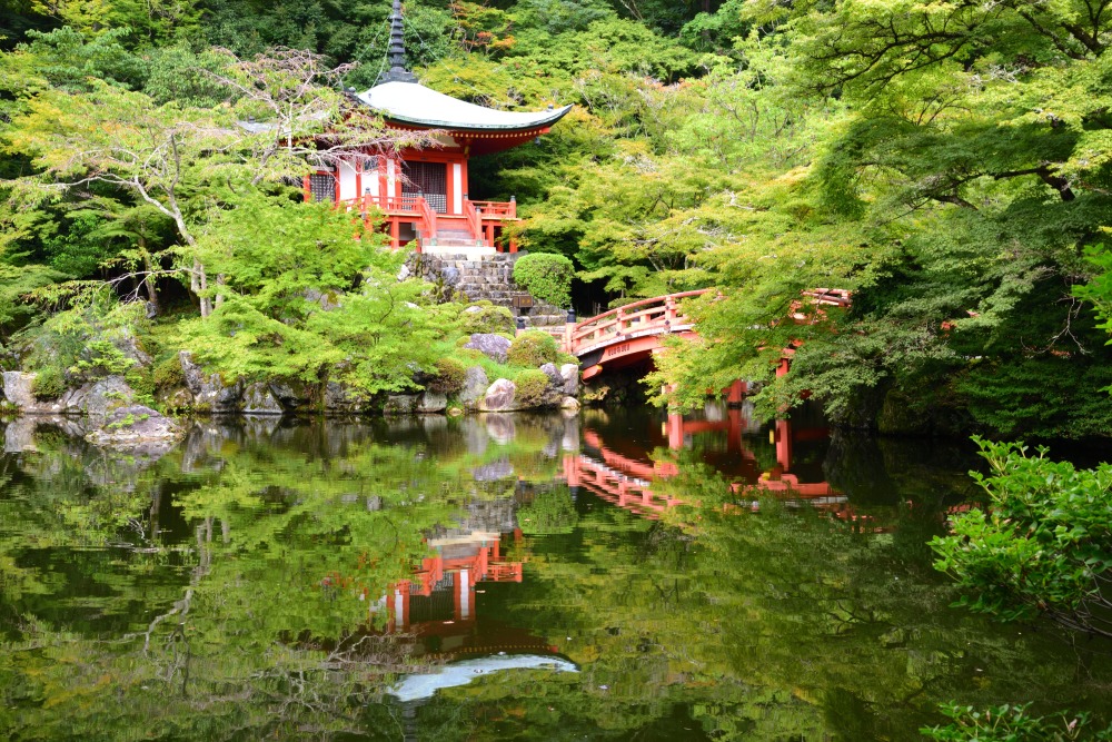 池の畔に立つ弁天堂