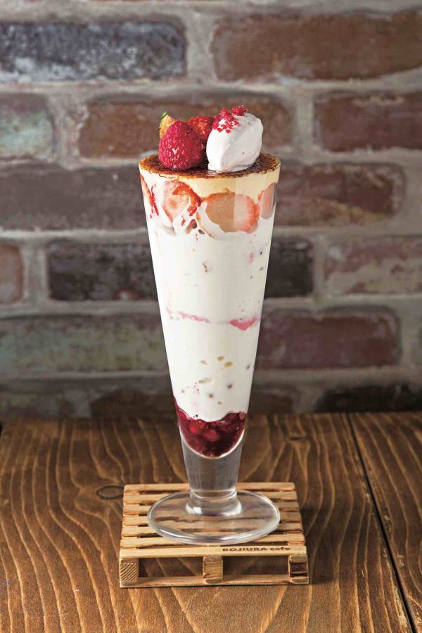 ROJIURA CAFE「クレームブリュレと3種のベリーパフェ」1600円