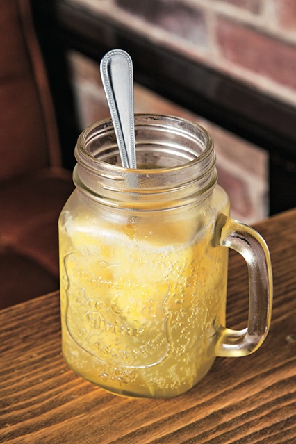 ROJIURA CAFE「まるごとパインサワー」700円（パフェとのセットは350円）