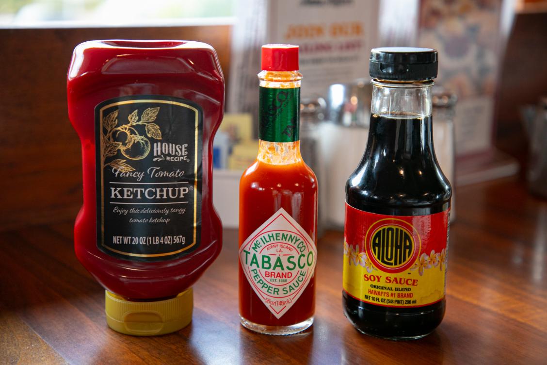 味変にひはケチャップ、タバスコ、醤油がある