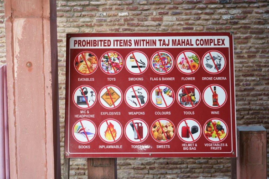 タージマハル_持ち込み禁止物の看板
