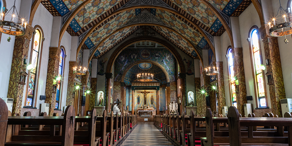 目黒「カトリック碑文谷教会」の荘厳な天井画やステンドグラスの建築美に心酔