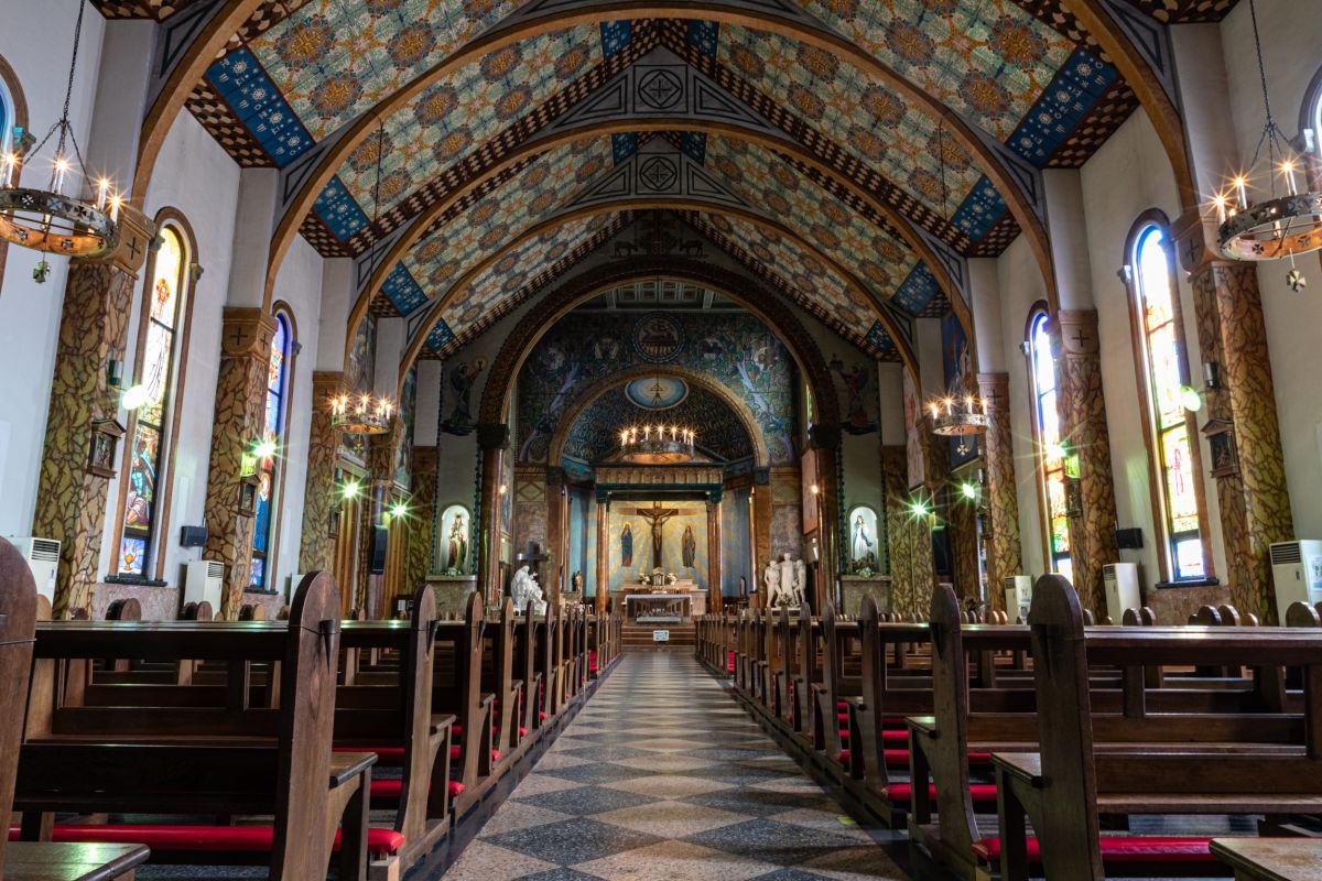 正面玄関から眺める聖堂の姿は圧巻。ここだけ時が止まったような不思議な感覚に陥る