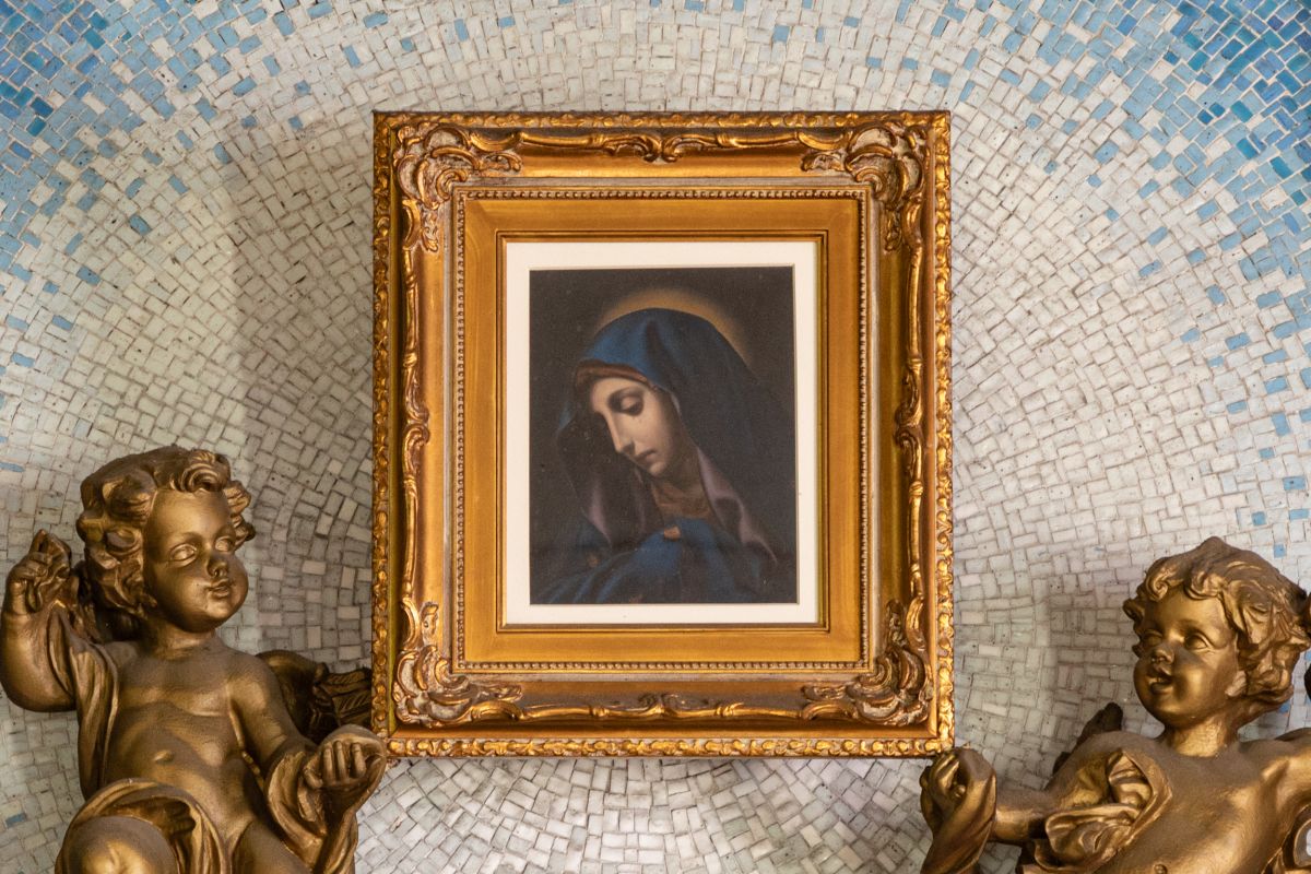 聖母画『悲しみの聖母（親指のマリア）』のレプリカ