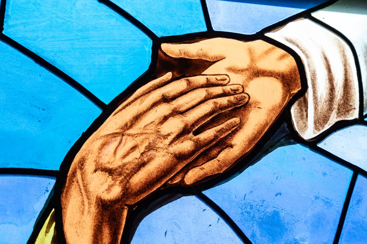 北側の入り口にある「放蕩息子の例え」を表すステンドグラス。よく見ると手の表情など細かい部分まで表現されている