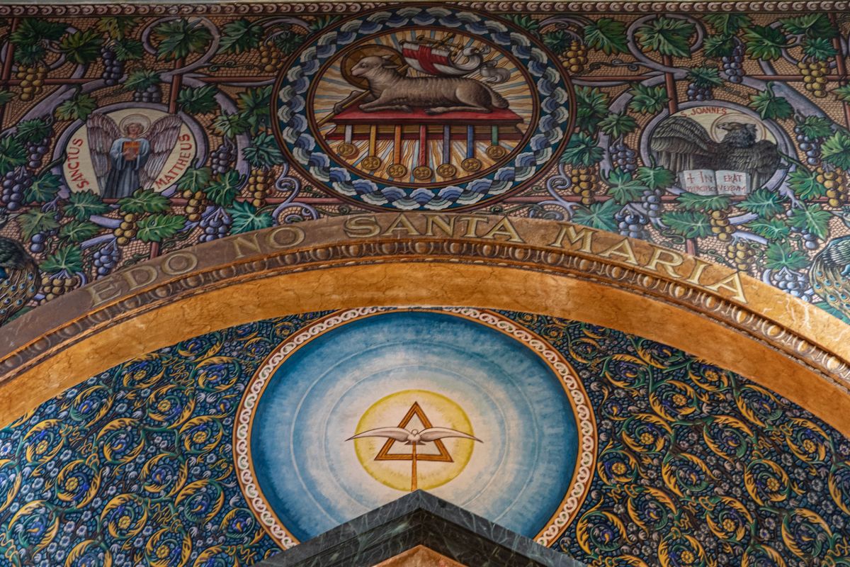 聖堂の正面のアーチには「EDO NO SANTA MARIA」の文字が