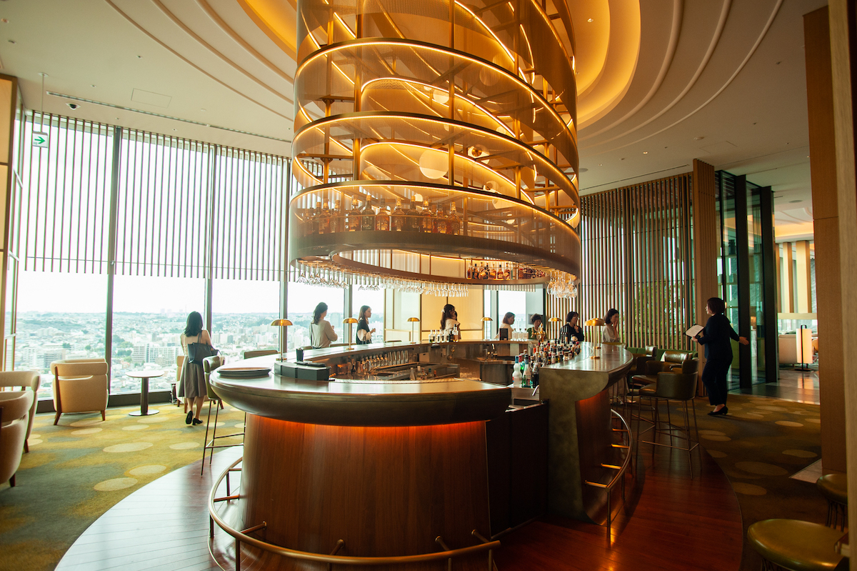 23階にある「コード・バー」。バーカウンターは船を、ライトは灯台をイメージしてデザインされたそうです